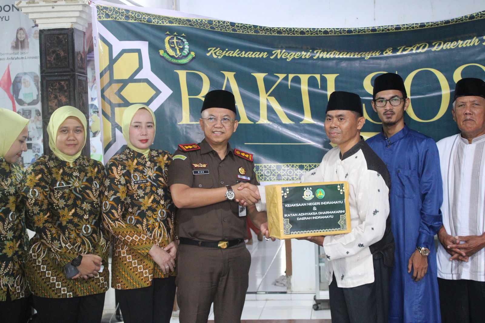 Kejari Indramayu Gelar Pasar Murah dan Bakti Sosial untuk Warga di Bulan Ramadhan