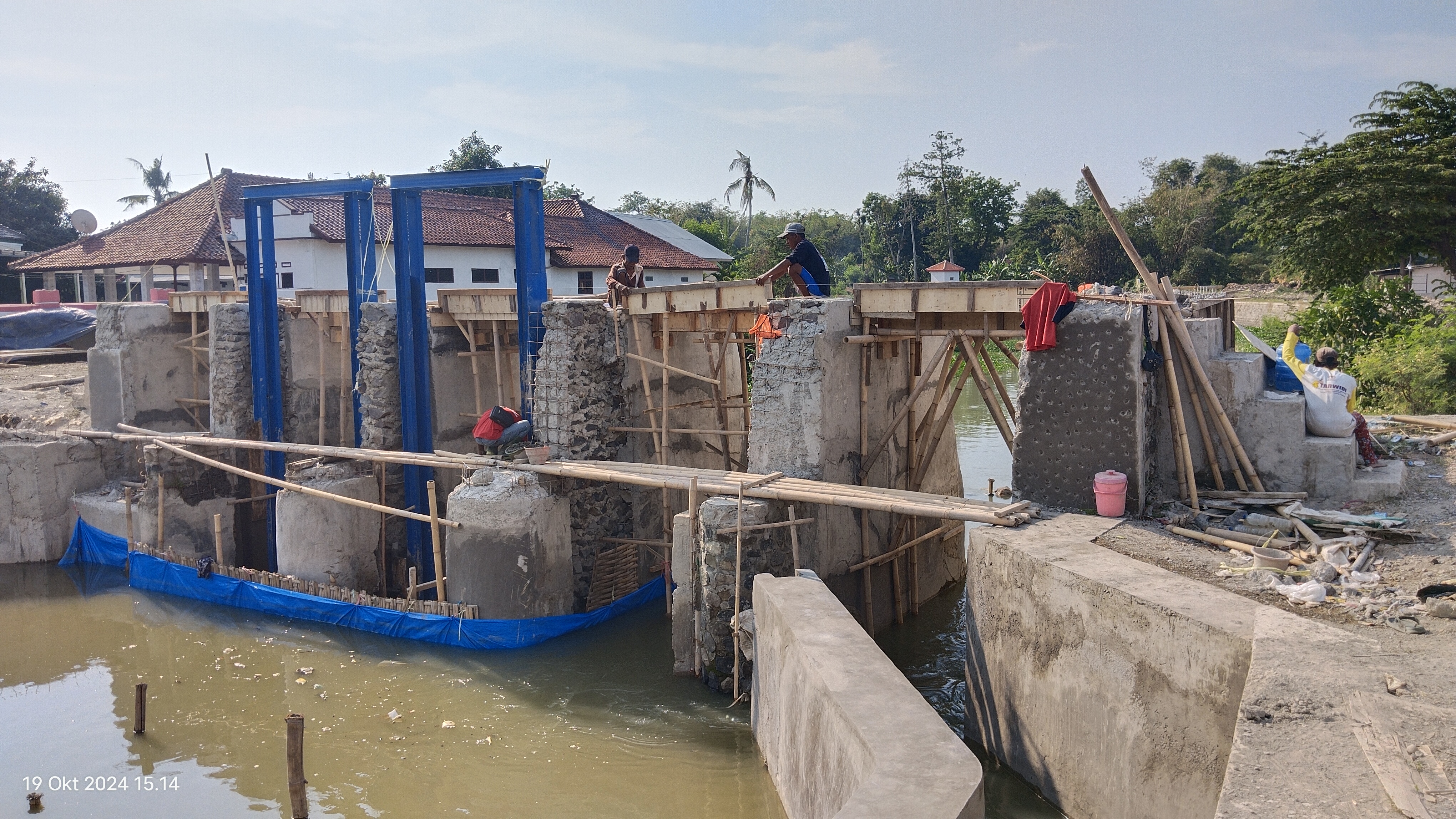 Pekerja Proyek Rehabilitasi Pintu Air di Desa Cidempet Terkesan Sepelekan K3