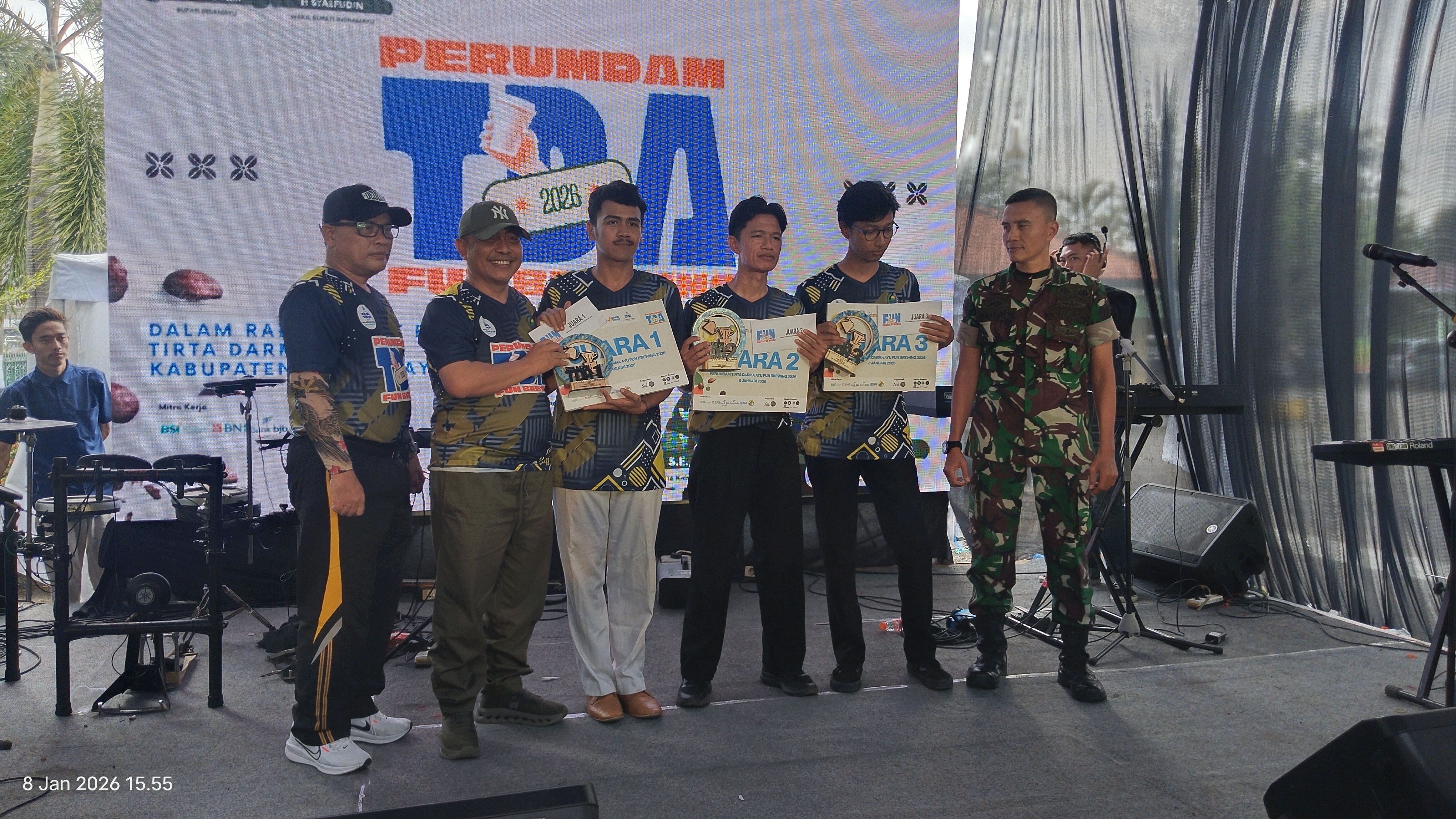 Nurpan Dirut PDAM Indramayu memberikan hadiah kepada juara 1 Fun Brewing Competition