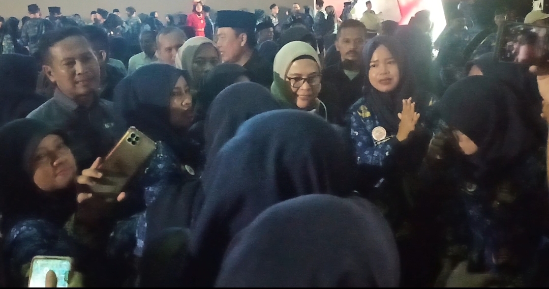 Bupati Indramayu, Nina Agustina dikelilingi PPPK, Jum'at (8/03/2024) 