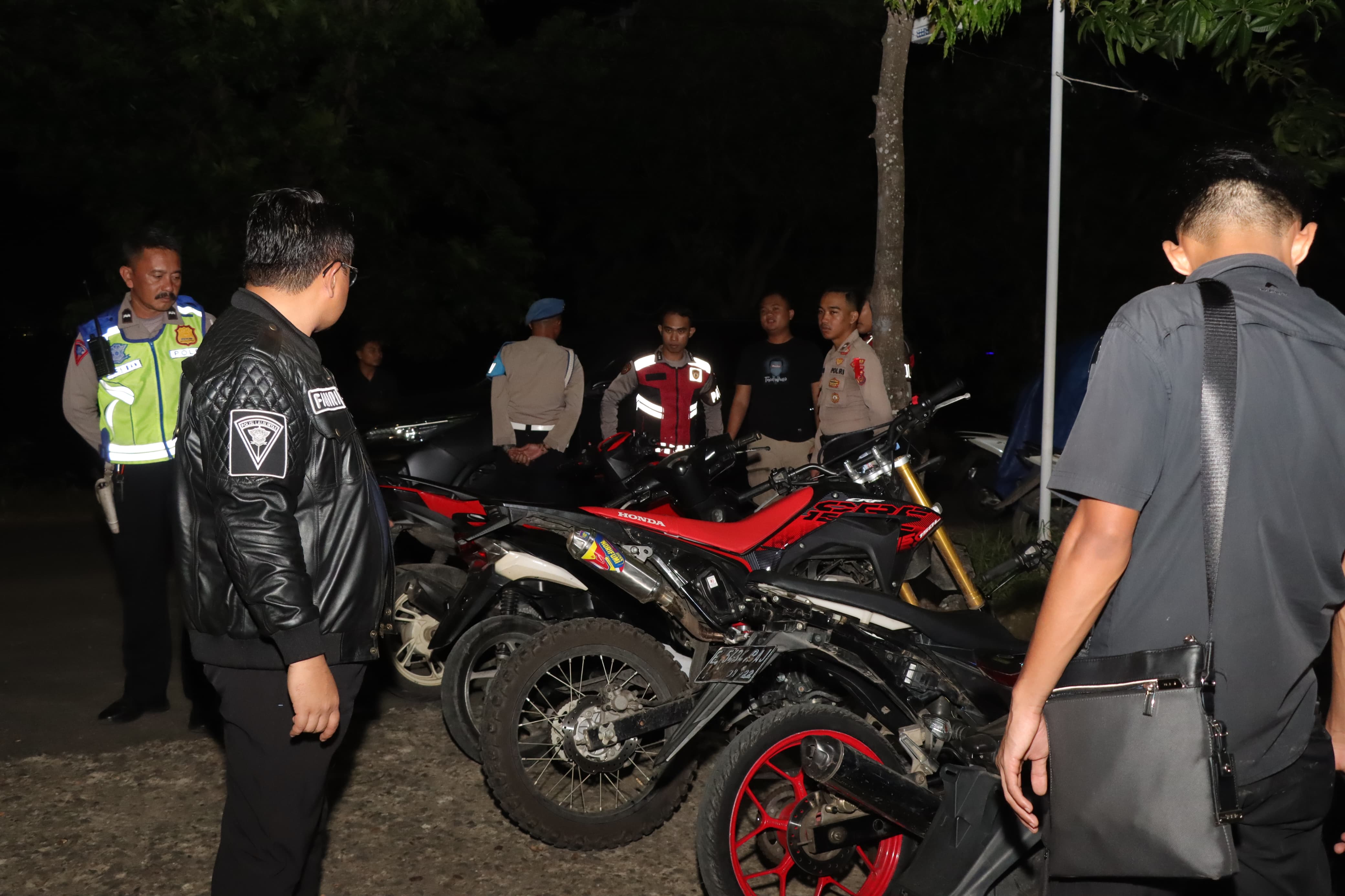 Naik Motor Bawa Celurit, 5 Remaja Dikejar Polisi Krangkeng Berlarian ke Sawah.