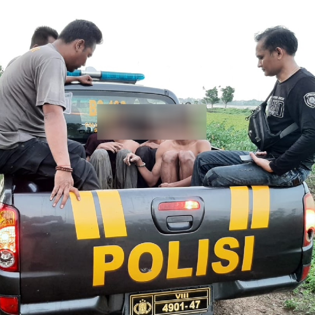 Naik Motor Bawa Celurit, 5 Remaja Dikejar Polisi Krangkeng Berlarian ke Sawah.