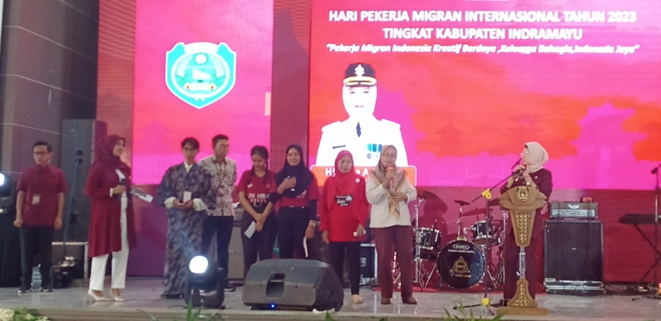 Bupati Indramayu Nina Agustina menyerahkan penghargaan di Hari Pekerja Migran Indonesia